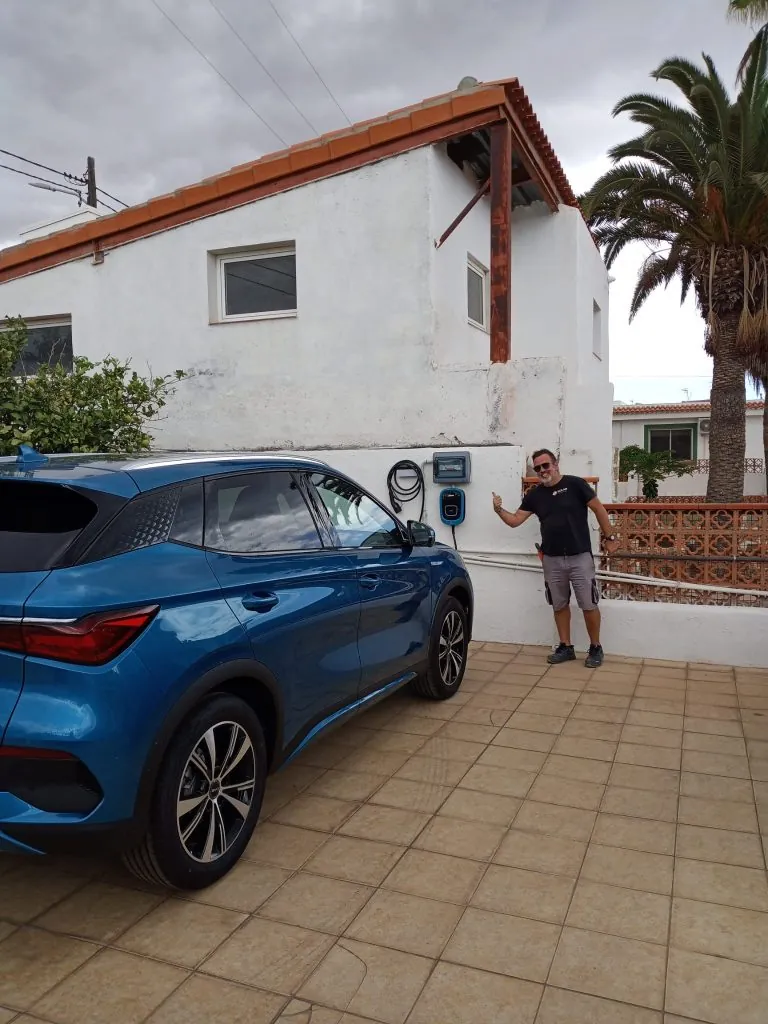 Cargador Orbis instalado junto al vehículo en Chafiras