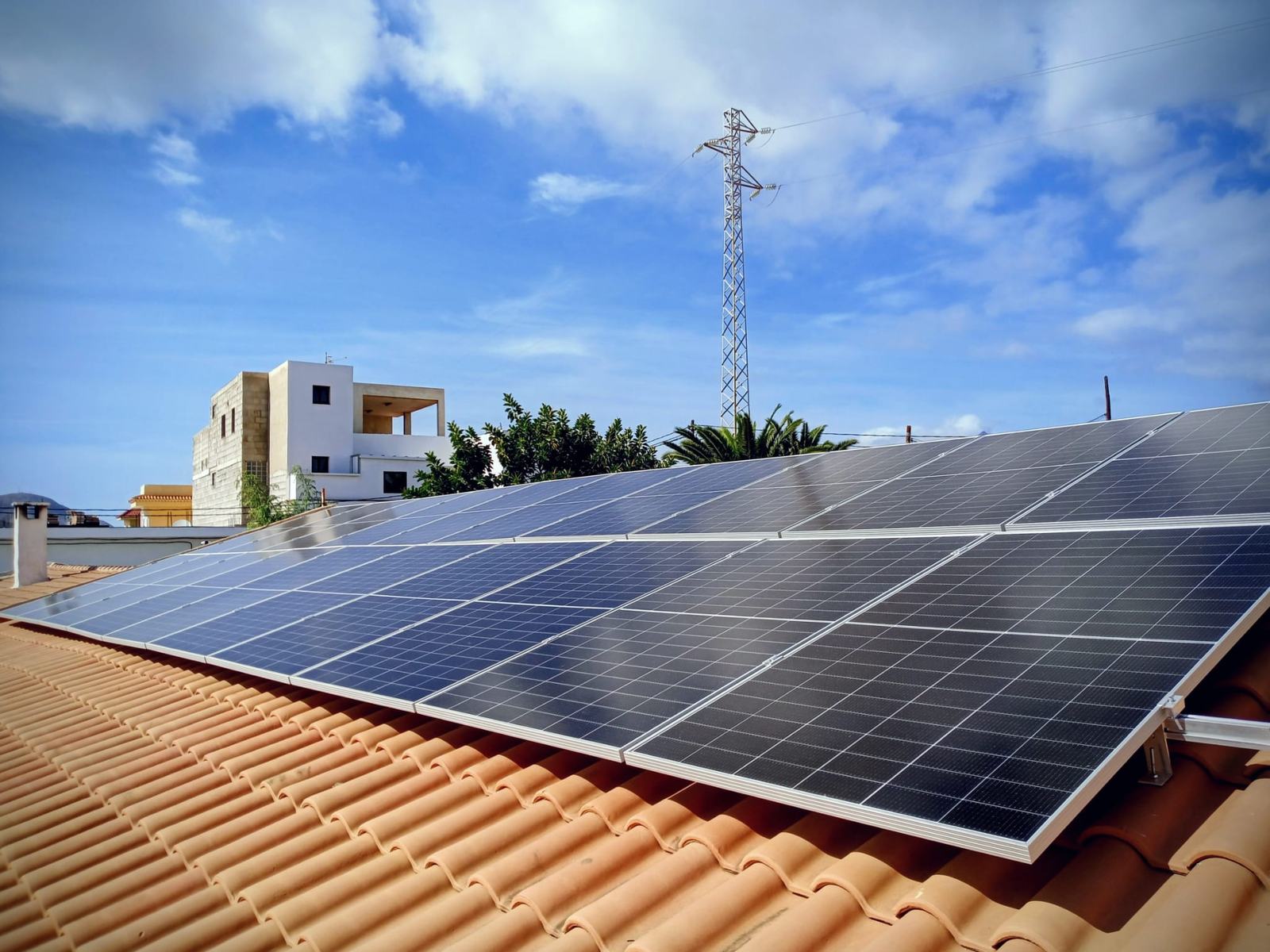 Qué revisar antes de instalar placas solares en un negocio