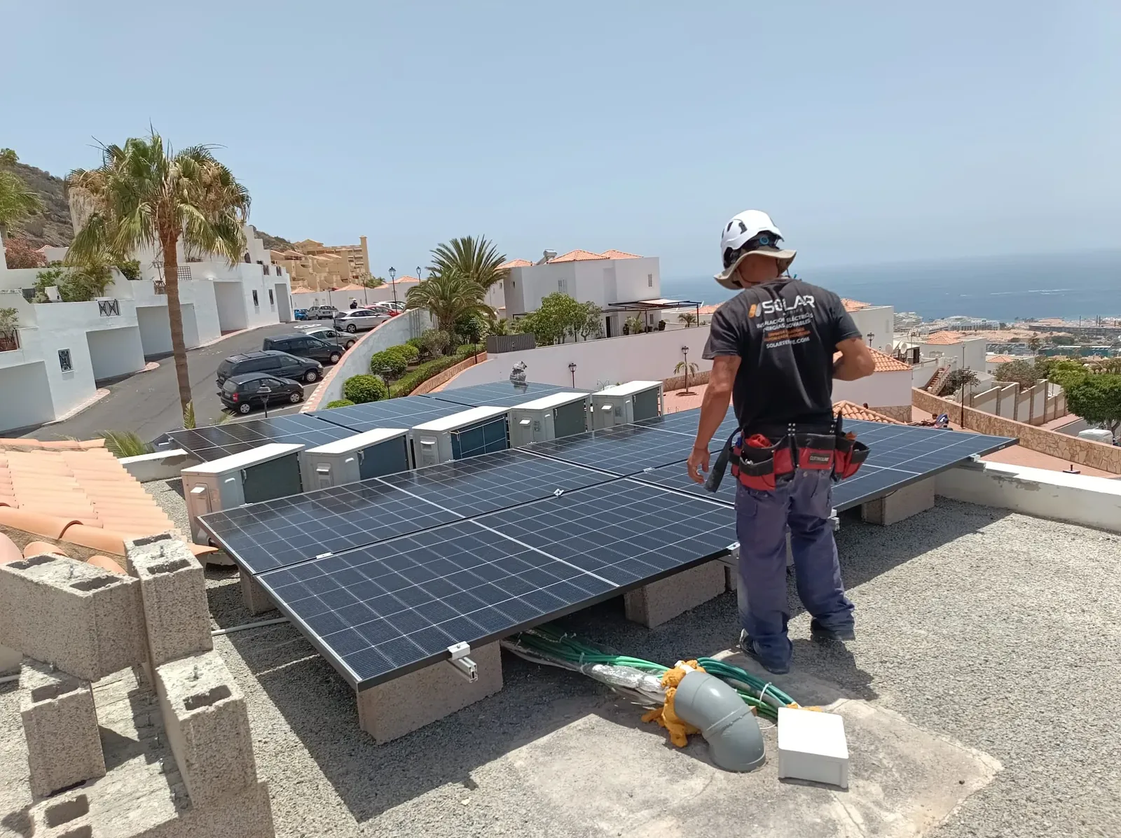 Instalación fotovoltaica en la cubierta de una vivienda en Tenerife: así se planifica bien
