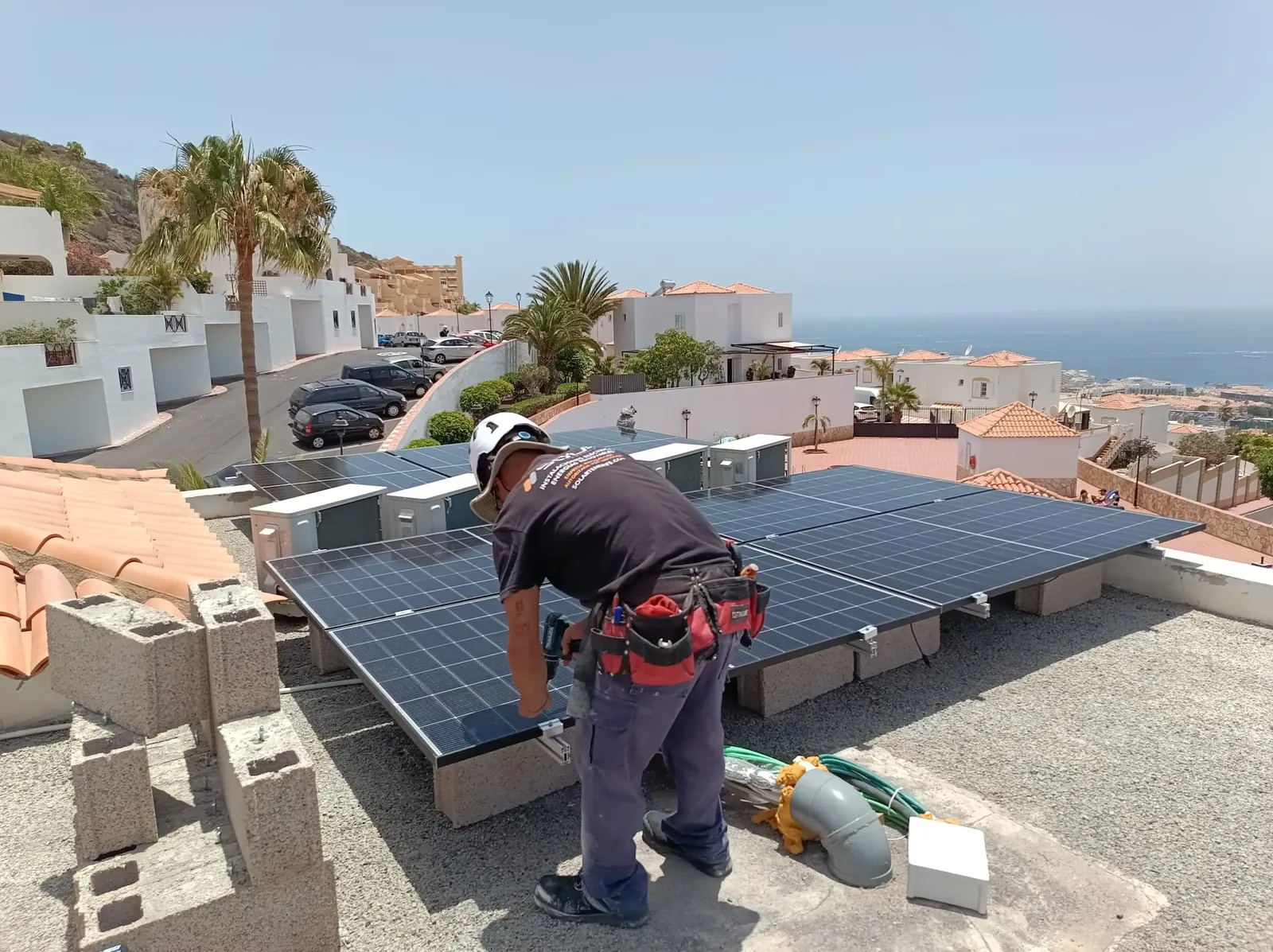 Instalador trabajando en la fijación de paneles fotovoltaicos en Tenerife