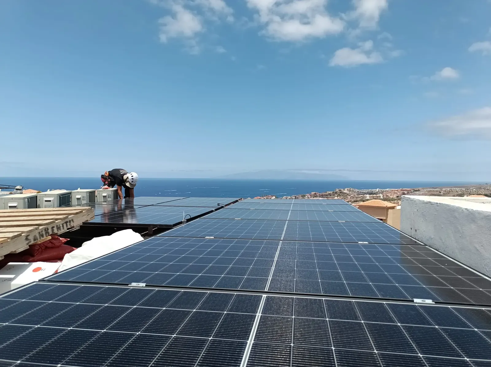 Vista general de una instalación de placas solares sobre cubierta plana