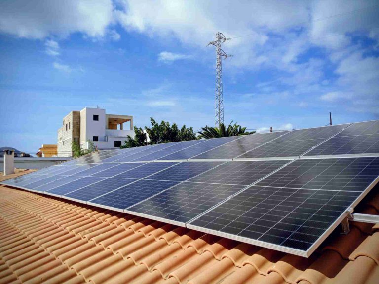 Paneles solares instalados en Chafiras