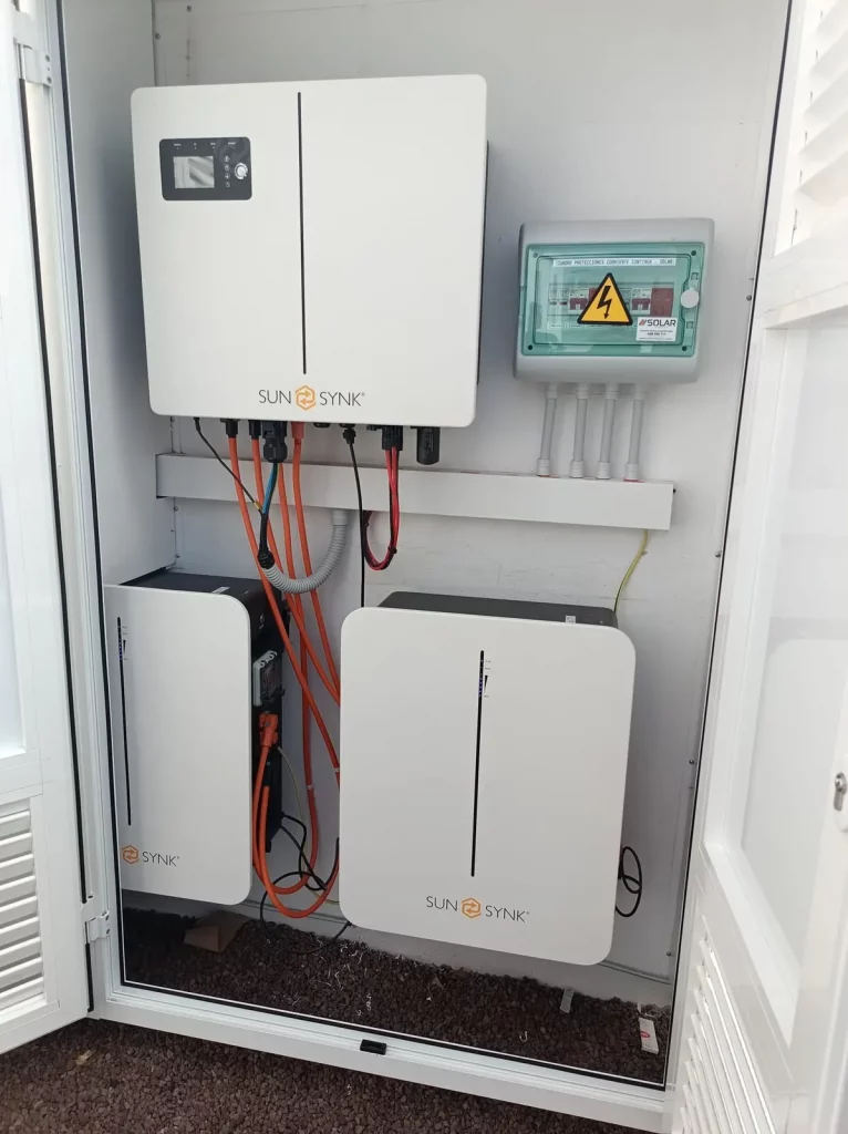 Inversor híbrido y baterías Sunsynk con cuadro de protecciones de corriente continua