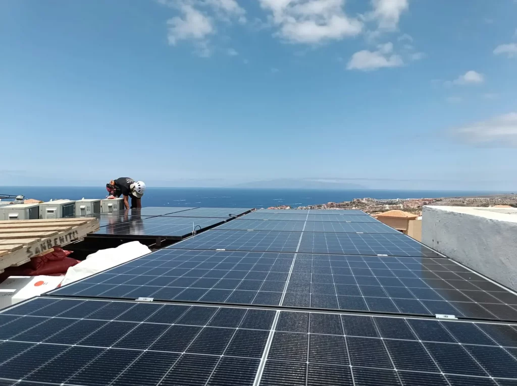 Vista general de una instalación de placas solares sobre cubierta plana