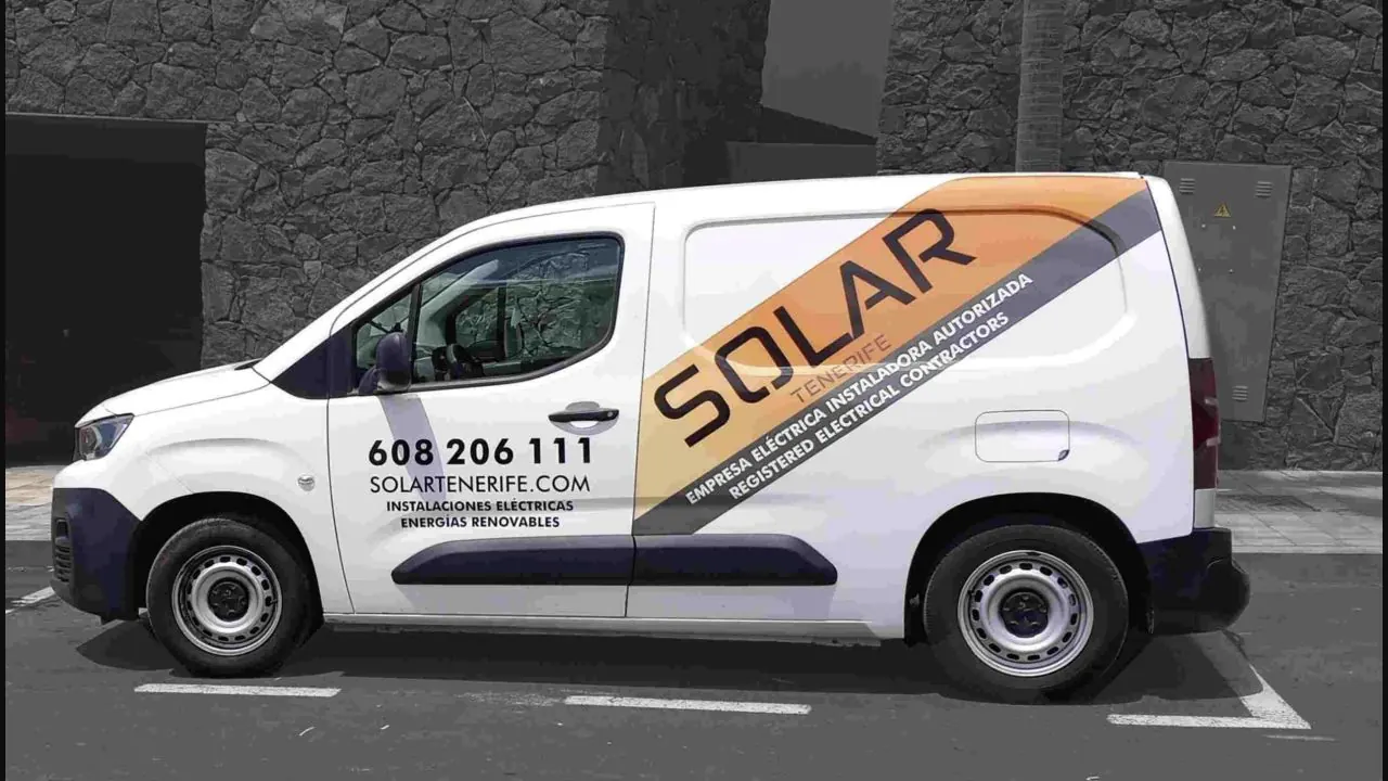 Vehículo de Solar Tenerife para instalaciones eléctricas, solares y cargadores VE