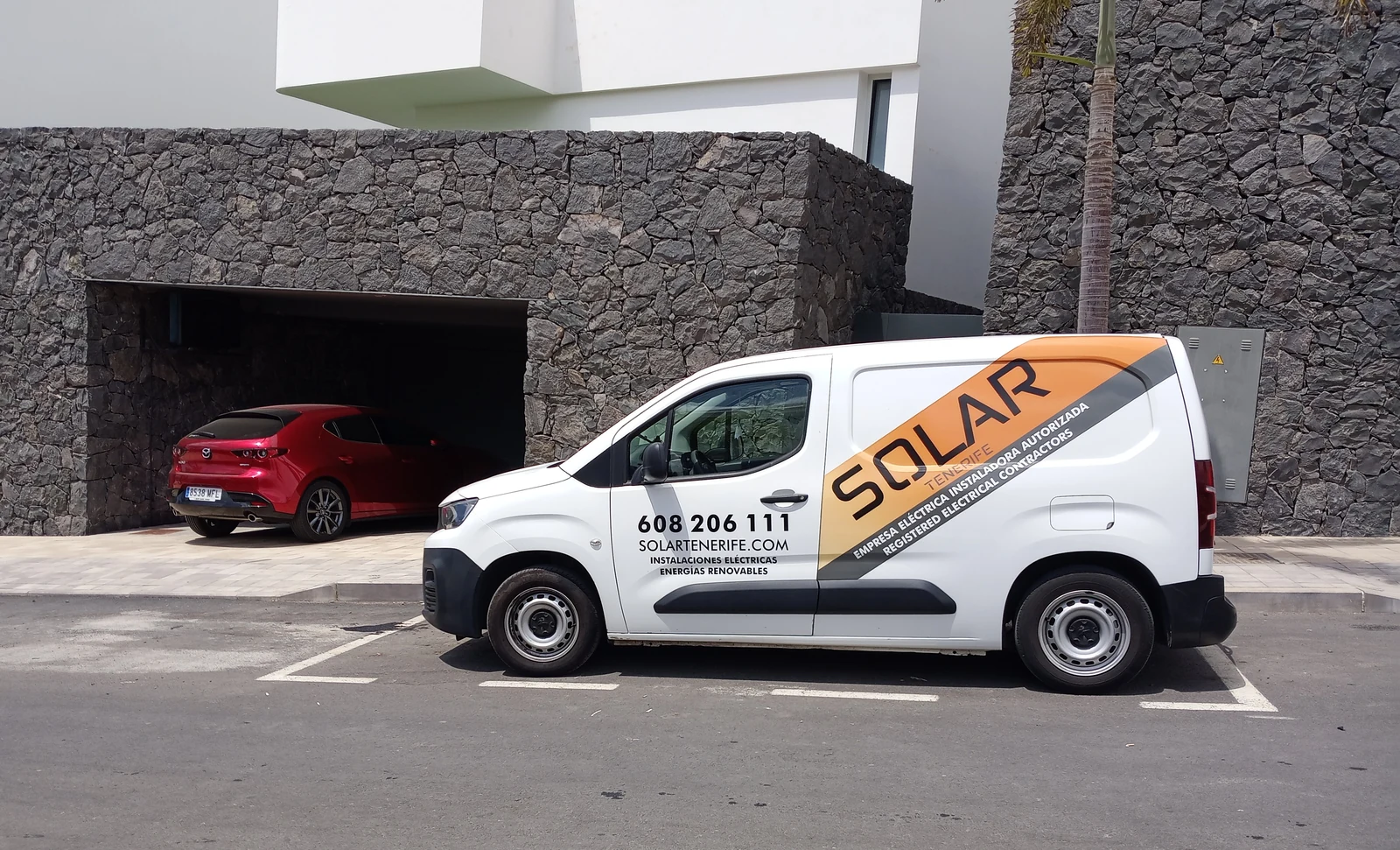 Furgoneta de Solar Tenerife para instalaciones eléctricas y averías